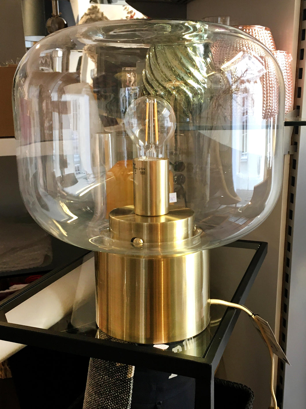 Tischlampe mit Goldfuß und Glasschirm, D3097